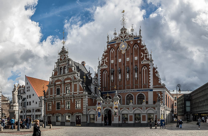 Riga Altstadt: Rathausplatz (Rats laukums) mit Roland und Schwarzhäupterhaus