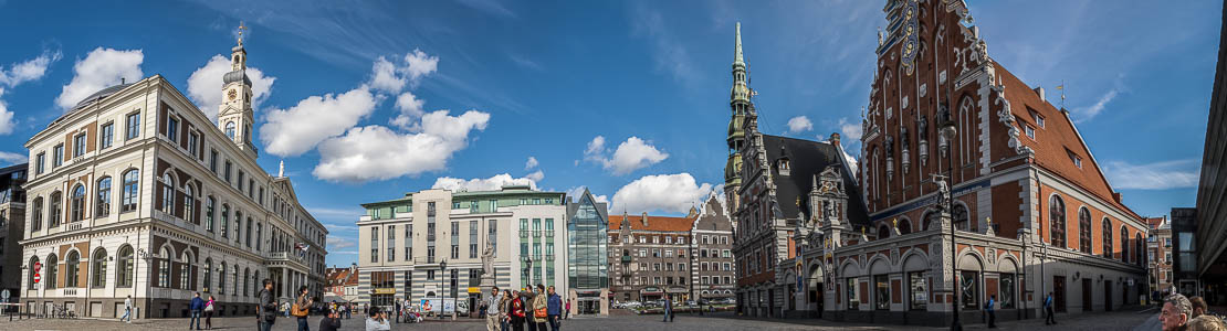 Riga Altstadt: Rathausplatz (Rats laukums) mit Roland Okkupationsmuseum Petrikirche Rigaer Rathaus Schwarzhäupterhaus