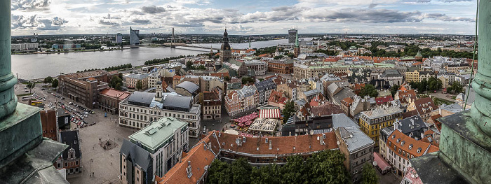 Riga Blick von der Petrikirche: Altstadt Dom zu Riga Düna Jakobskirche Preses Nams Radisson Blu Daugava Hotel Rathausplatz Rigaer Rathaus Rigaer Schloss Saules Akmens Technische Universität Vansu-Brücke