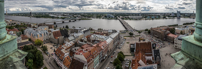 Riga Blick von der Petrikirche: Altstadt Düna Eisenbahnbrücke Fernsehturm Riga Inselbrücke Latvijas Televi-zija Lettische Nationalbibliothek Okkupationsmuseum Preses Nams Radisson Blu Daugava Hotel Rathausplatz Rigaer Rathaus Saules Akmens Schwarzhäupterhaus Steinbrücke Technische Universität Vansu-Brücke