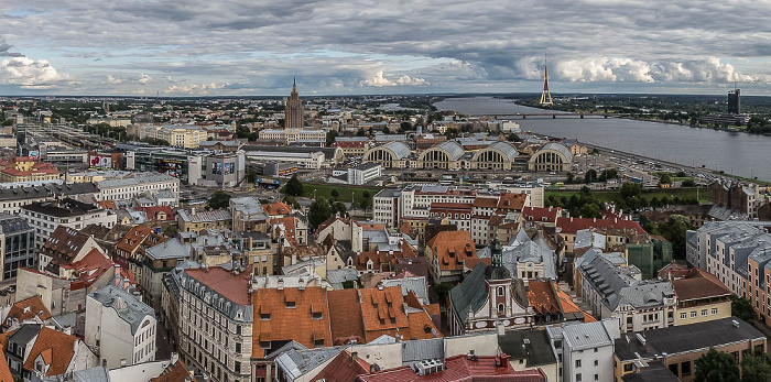 Riga Blick von der Petrikirche: Altstadt (unten), Moskauer Vorstadt (Maskavas forstate) Akademie der Wissenschaften Düna Fernsehturm Riga Inselbrücke Latvijas Televi-zija Luftschiffhallen Rigaer Zentralmarkt