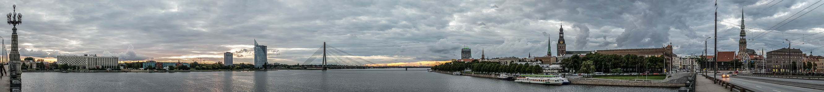 Riga Blick von der Steinbrücke: Düna (Daugava) Altstadt Dom zu Riga Jakobskirche Landwirtschaftsministerium Petrikirche Preses Nams Radisson Blu Daugava Hotel Rigaer Schloss Saules Akmens Vansu-Brücke