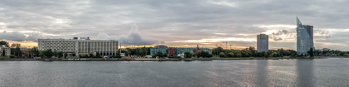 Riga Blick von der Steinbrücke: Düna (Daugava) Preses Nams Radisson Blu Daugava Hotel Saules Akmens