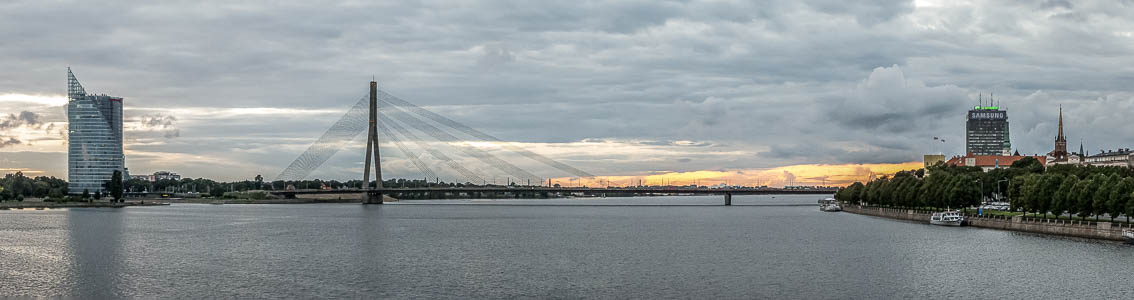Riga Blick von der Steinbrücke: Düna (Daugava) Hochhaus des Landwirtschaftsministeriums Landwirtschaftsministerium Saules Akmens Vansu-Brücke