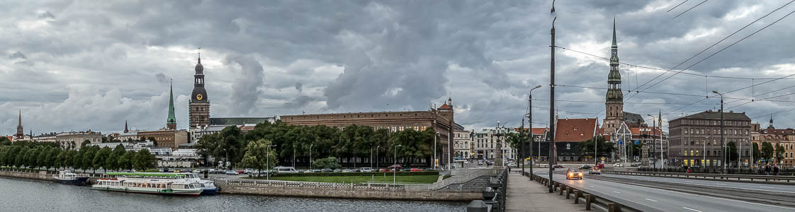 Blick von der Steinbrücke: Düna (Daugava), Altstadt mit Rigaer Schloss, Jakobskirche, Dom zu Riga und Petrikirche