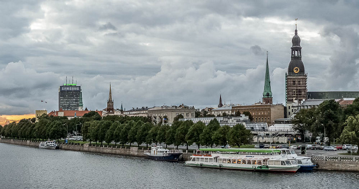 Blick von der Steinbrücke: Düna (Daugava), Altstadt mit Rigaer Schloss, Jakobskirche und Dom zu Riga