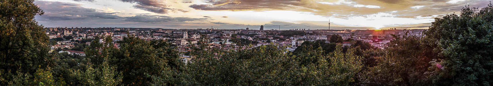 Blick vom Berg der drei Kreuze: Sonnenuntergang über Vilnius Altstadt