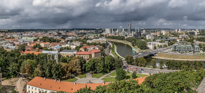 Vilnius Blick vom Gediminas-Turm (Obere Burg): Altstadt, Neris, Snipiskes (Downtown) Mindaugas-Brücke