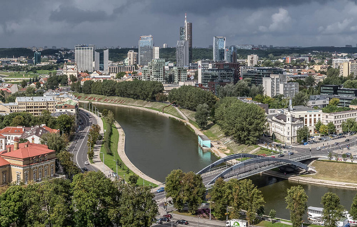 Vilnius Blick vom Gediminas-Turm (Obere Burg): Neris, Snipiskes (Downtown) Mindaugas-Brücke