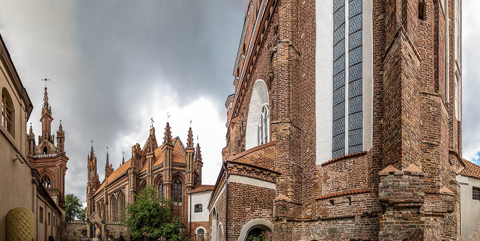 Vilnius Altstadt: St. Annakirche (links), Bernhardinerkirche