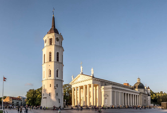 Altstadt: Kathedralenplatz mit Kathedrale St. Stanislaus (Vilniusser Kathedrale St. Stanislaus und St. Ladislaus) und Glockenturm Vilnius
