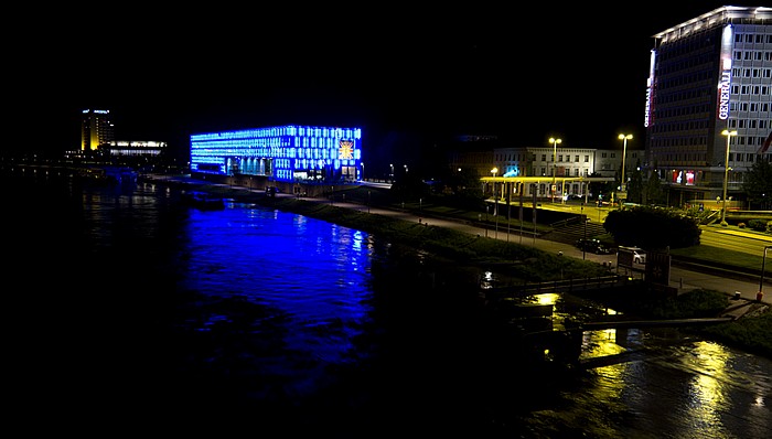 Blick von der Nibelungenbrücke (v.l.): Donau, Arcotel, Brucknerhaus, Lentos Kunstmuseum Linz, Untere Donaulände