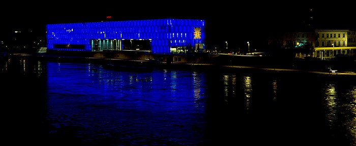 Blick von der Nibelungenbrücke (v.l.): Donau, Lentos Kunstmuseum Linz