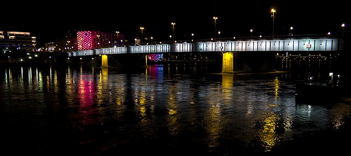 Linz Nibelungenbrücke über die Donau Ars Electronica Center Neues Rathaus