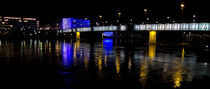 Linz Nibelungenbrücke über die Donau Ars Electronica Center Neues Rathaus