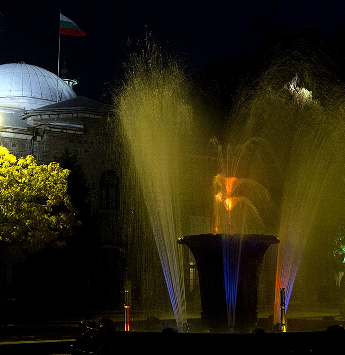Sofia Atanas-Burov-Platz: Brunnen Nationales Archäologisches Museum