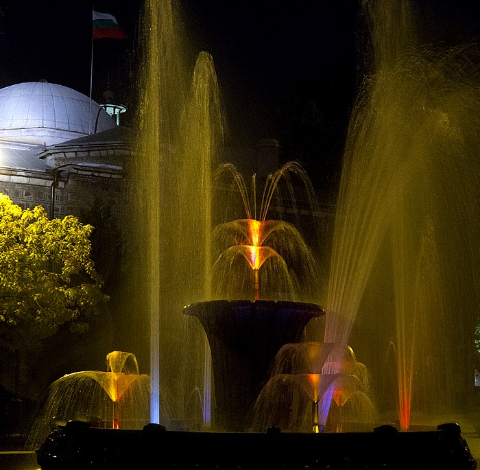 Sofia Atanas-Burov-Platz: Brunnen Nationales Archäologisches Museum