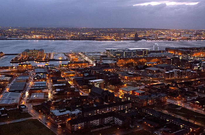 Blick vom Turm der Liverpool Cathedral: Wirral Peninsula (Birkenhead), Mersey, Docks Liverpool