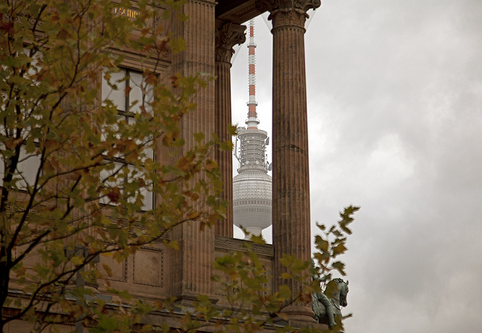 Berlin Museumsinsel: Alte Nationalgalerie Fernsehturm