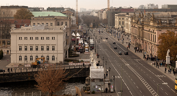 Berlin Blick von der Humboldt-Box Deutsches Historisches Museum Kommandantenhaus Schloßbrücke Unter den Linden Zeughaus