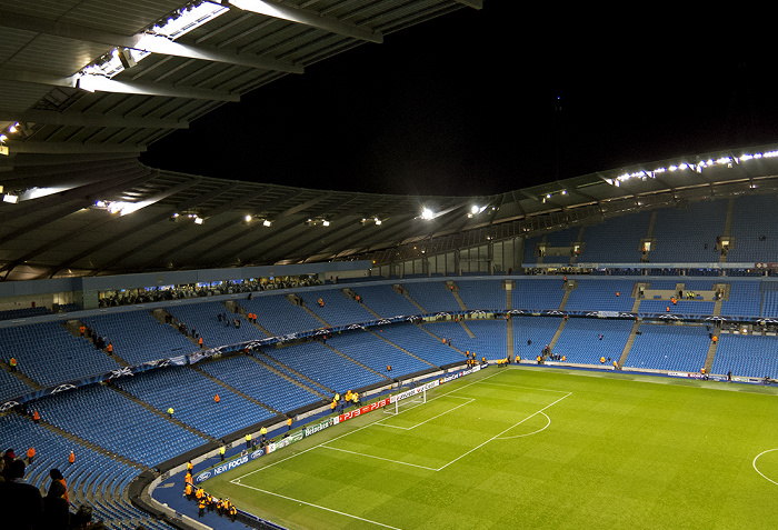 City of Manchester Stadium (Etihad Stadium): Südkurve und Haupttribüne Manchester