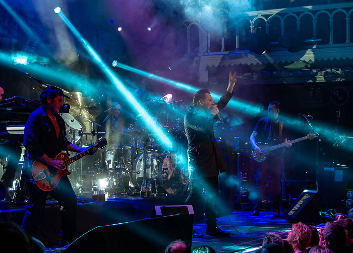 Paradiso: Simple Minds Amsterdam Andy Gillespie (keyboards), Charlie Burchill (guitar), Mel Gaynor (drums), Jim Kerr (vocals), Ged Grimes (bass)