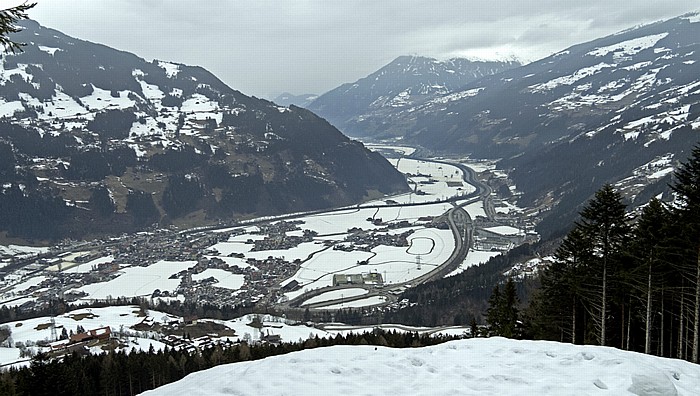 Tuxer Alpen (links), Zillertal mit Zell am Ziller, Kitzbüheler Alpen Gerlosstein