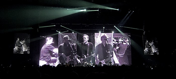 Olympiahalle: Bryan Adams München Mickey Curry (drums), Norm Fisher (bass), Bryan Adams (vocals, guitar), Keith Scott (guitar), Gary Breit (keyboards)