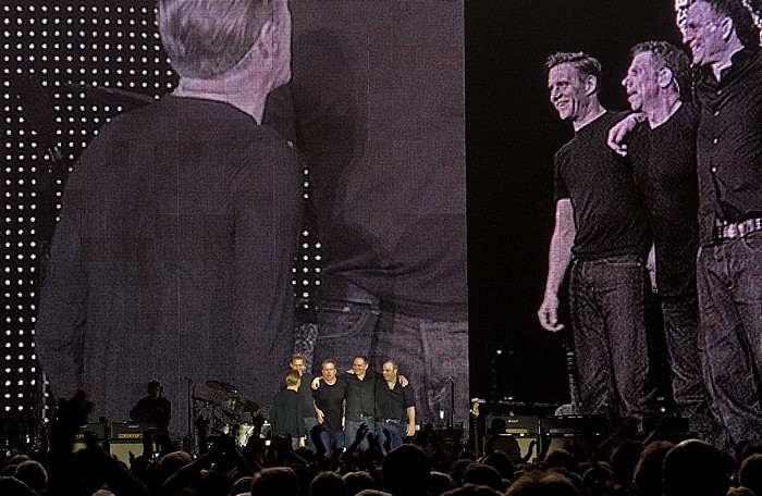 Olympiahalle: Bryan Adams München Bryan Adams (vocals, guitar), Gary Breit (keyboards), Mickey Curry (drums), Keith Scott (guitar), Norm Fisher (bass)
