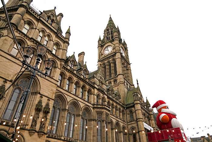 Albert Square mit Weihnachtsmarkt, Manchester Town Hall