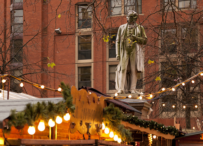 Manchester Albert Square mit Weihnachtsmarkt und John-Bright-Denkmal