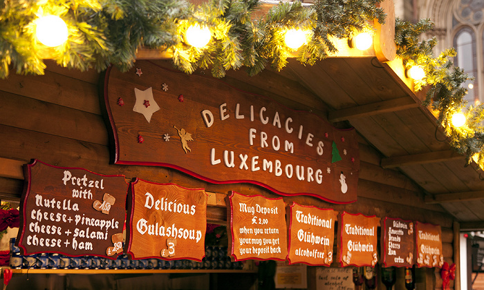 Manchester Albert Square mit Weihnachtsmarkt (Delicacies from Luxembourg)