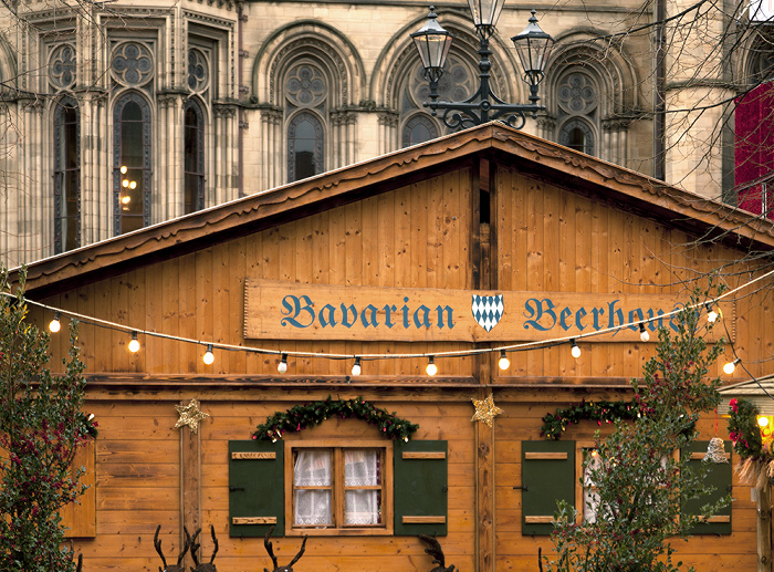 Manchester Albert Square mit Weihnachtsmarkt (Bavarian Beerhaus) Manchester Town Hall