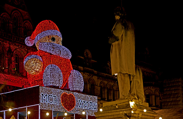 Manchester Albert Square mit Weihnachtsmarkt und John-Bright-Denkmal Manchester Town Hall