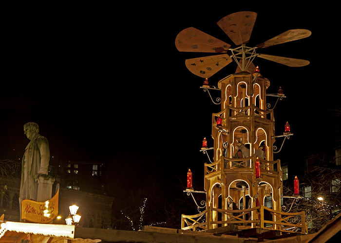 Manchester Albert Square mit Weihnachtsmarkt Oliver-Heywood-Denkmal