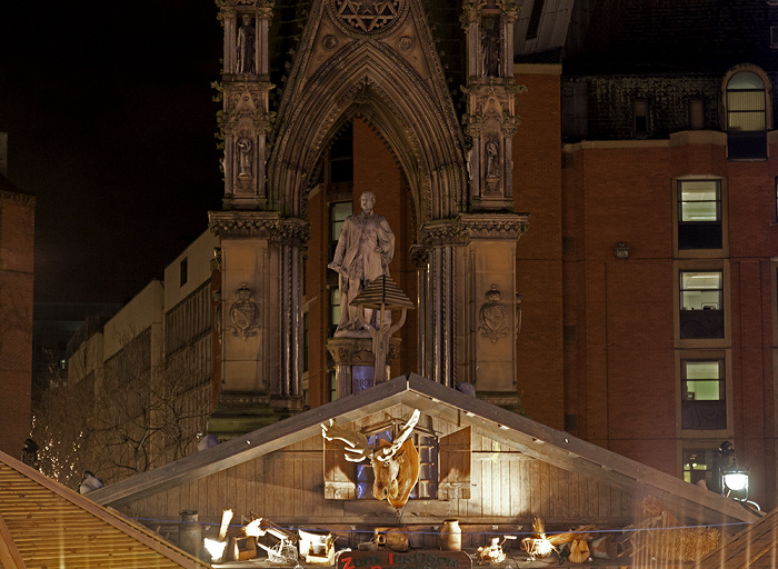 Albert Square mit Weihnachtsmarkt und Albert Memorial Manchester