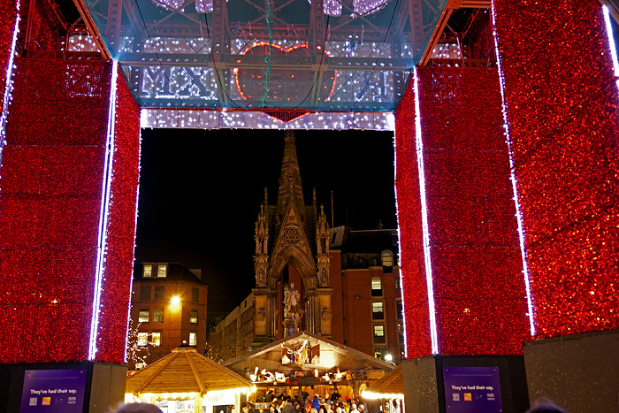 Albert Square mit Weihnachtsmarkt und Albert Memorial Manchester