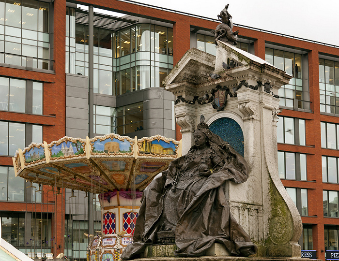 Manchester Piccadilly Gardens: Queen Victoria Monument