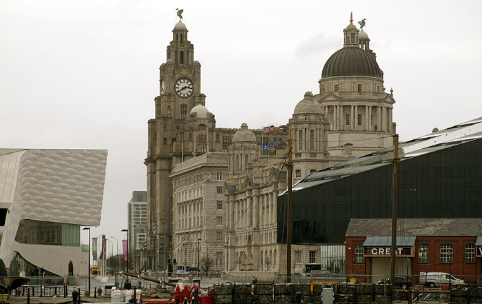 Museum of Liverpool sowie Royal Liver Building, Cunard Building und Port of Liverpool Building (v.l.) Mann Island Buildings