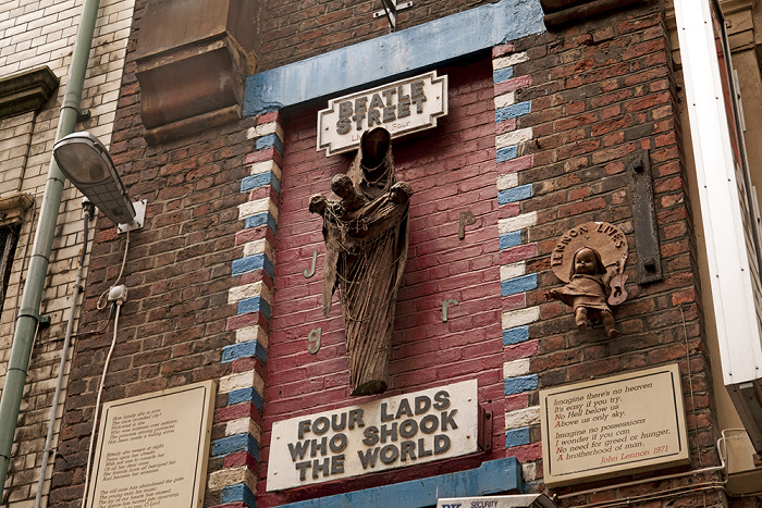 Liverpool Mathew Street: Four Lads Who Shook The World (Skulptur von Arthur Dooley)