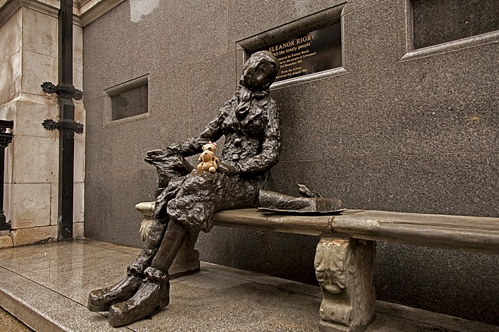 Liverpool Stanley Street: Eleanor-Rigby-Skulptur mit Teddy und Teddine