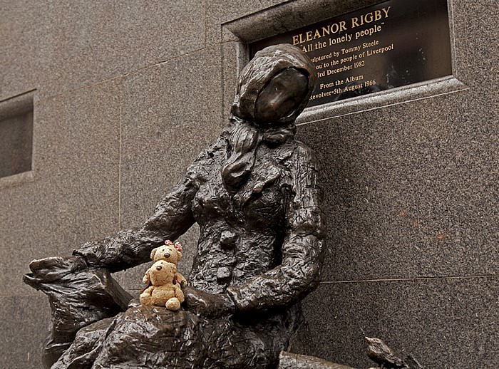 Liverpool Stanley Street: Eleanor-Rigby-Skulptur mit Teddy und Teddine