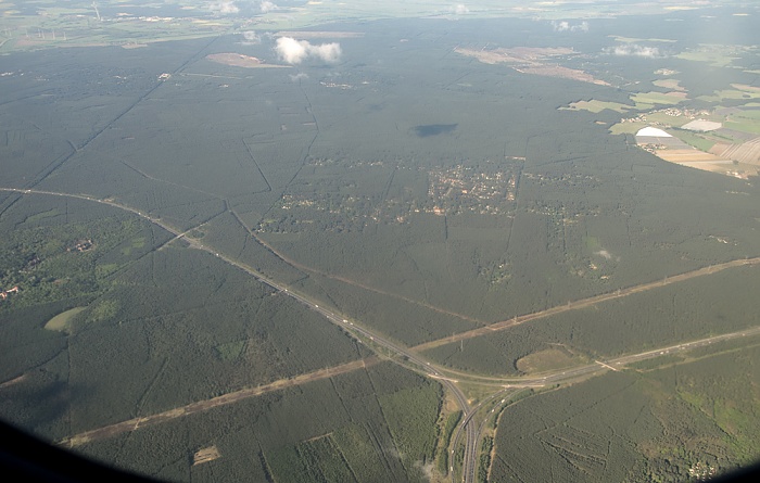 Brandenburg - Landkreis Potsdam-Mittelmark: Autobahndreieck Potsdam Anschlussstelle Glindow Beelitz Bundesautobahn A 10 Bundesautobahn A 9 Fichtenwalde Luftbild aerial photo