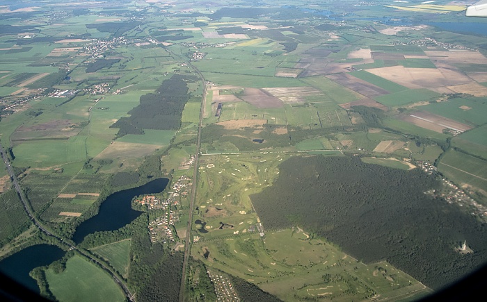 Brandenburg - Landkreis Potsdam-Mittelmark: Kemnitz und Märkischer Golfclub Potsdam (Werder (Havel)) Bundesautobahn A 10 Groß Kreutz (Havel) Luftbild aerial photo