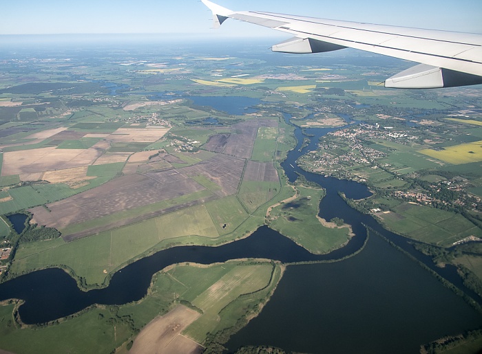 Brandenburg - Landkreis Potsdam-Mittelmark (links) / Landkreis Havelland: Havel Göttinsee Phöben Phöbener Havel - Bacharelle Luftbild aerial photo