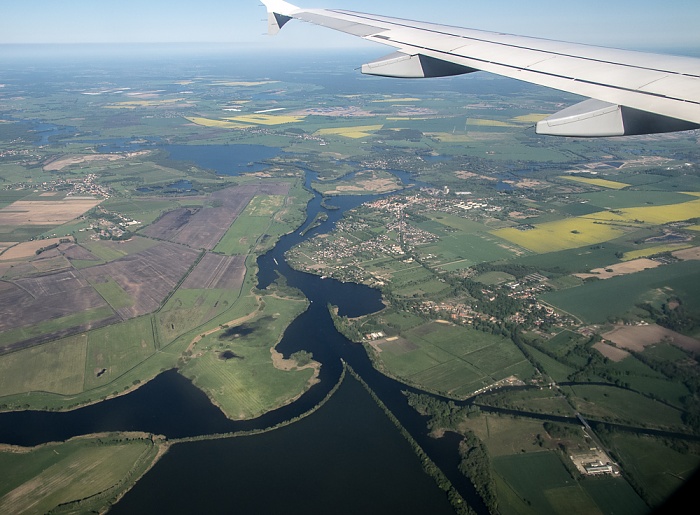 Brandenburg - Landkreis Potsdam-Mittelmark (links) / Landkreis Havelland: Havel, Ketzin/Havel Luftbild aerial photo