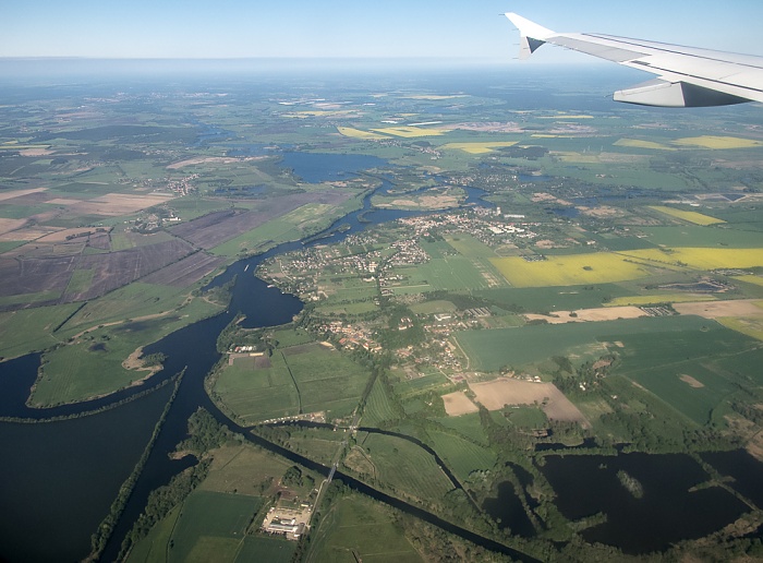 Brandenburg - Landkreis Potsdam-Mittelmark (links) / Landkreis Havelland: Havel, Ketzin/Havel Havelkanal Paretzer Erdlöcher Luftbild aerial photo