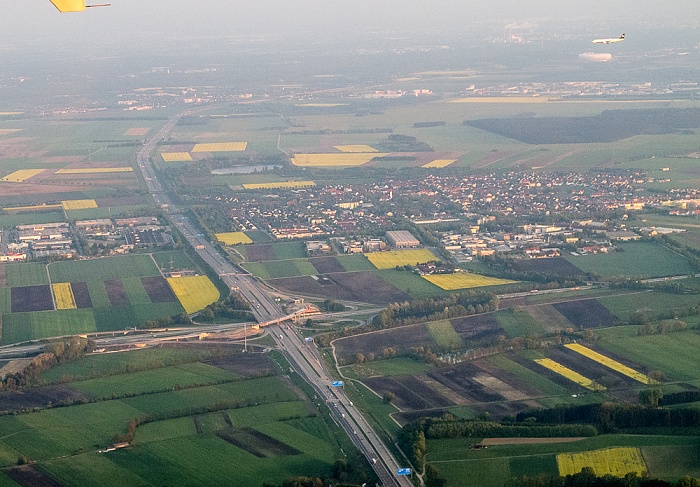 Bayern - Landkreis Freising: Autobahnkreuz Neufahrn Bundesautobahn A 9 Bundesautobahn A 92 Eching Echinger See Luftbild aerial photo