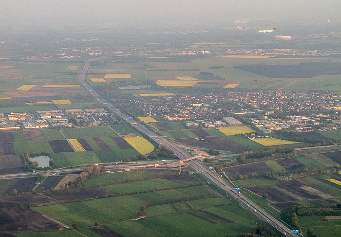 Bayern - Landkreis Freising: Autobahnkreuz Neufahrn Bundesautobahn A 9 Bundesautobahn A 92 Eching Echinger See Unterer Moosweiher Luftbild aerial photo