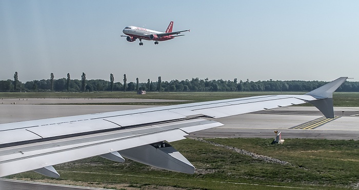 Flughafen Franz Josef Strauß: Landung eines Air Berlin-Flugzeuges auf der Landebahn Nord München